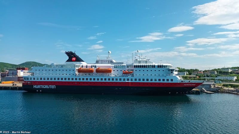 Bodø - Nordwärtsgehendes Hurtigrutenschiff  - ©Martin Buechner (Eberhardt TRAVEL)