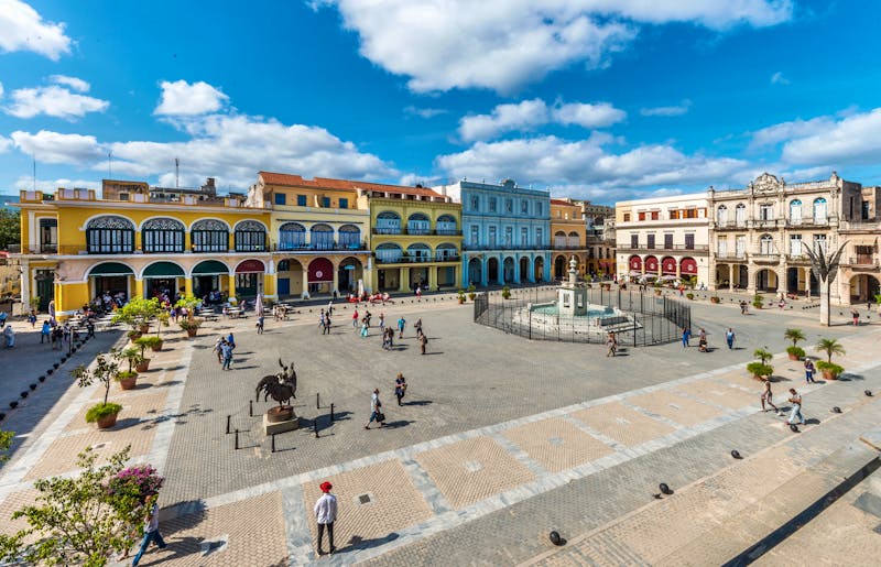 Blick auf einen der ältesten Plätze von Havanna - Plaza Vieja   - ©ccgocke - stock.adobe.com 