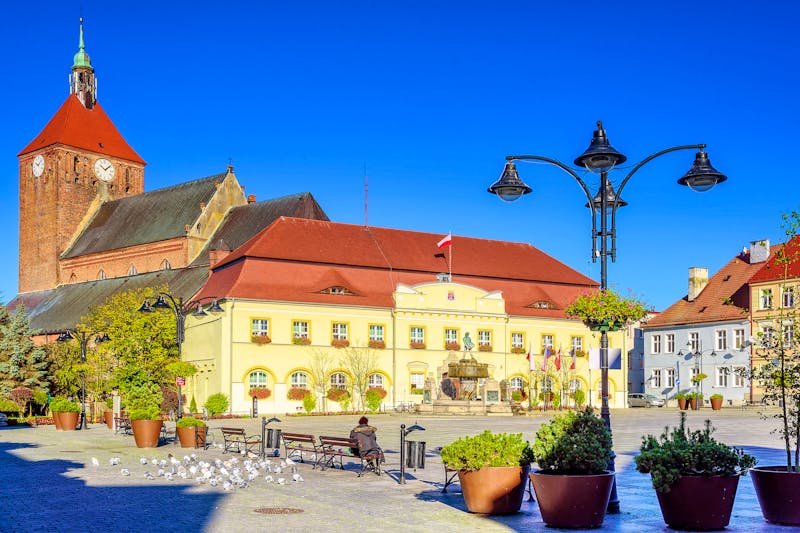 Rathaus und Marienkirche in Darlowo - Westpommern - ©andrzej2012 - stock.adobe.com