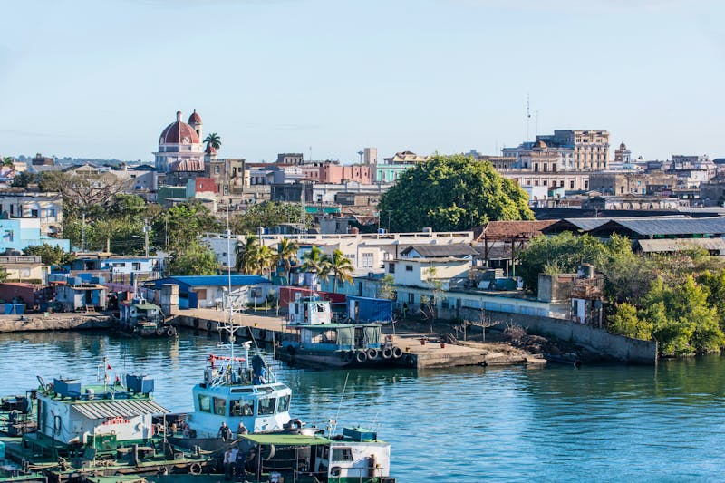 Hafen von Cienfuegos mit Kathedrale und Rathauskuppel
 - ©kgdad - stock.adobe.com