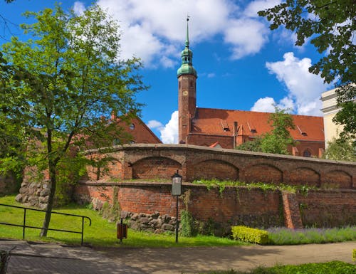 Kirche und Stadtmauer in Slupsk – © troyka - stock.adobe.com