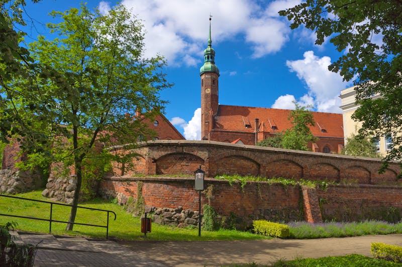 Kirche und Stadtmauer in Slupsk - ©troyka - stock.adobe.com