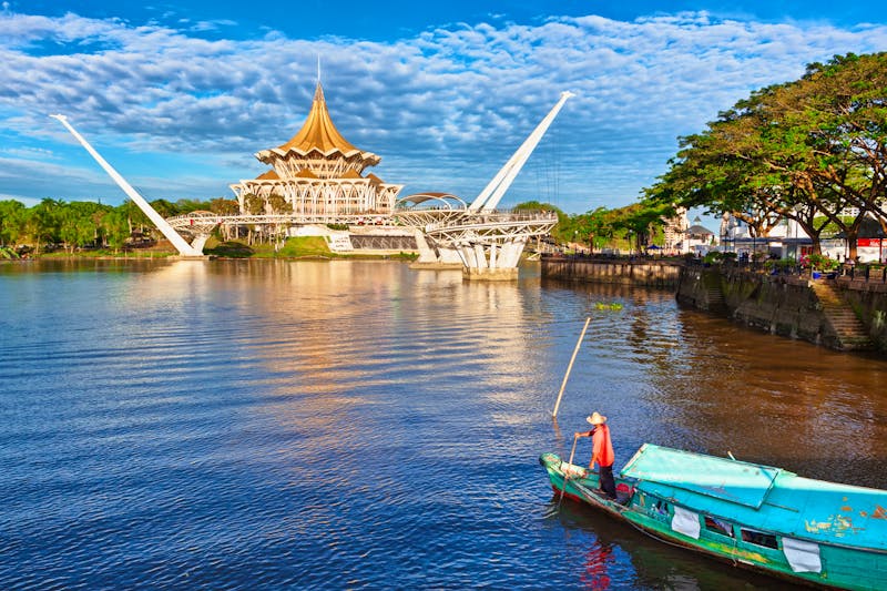 Kuching auf der Insel Borneo - Waterfront am Sarawak - Blick auf Parlament und Darul Hana-Brücke - ©Tropical studio - stock.adobe.co