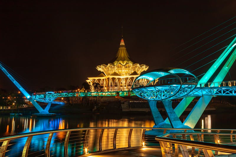 Kuching auf Borneo - Parlamentsgebäude und Darul Hana-Brücke am Sarawak-Fluss bei Nacht - ©whitcomberd - stock.adobe.com