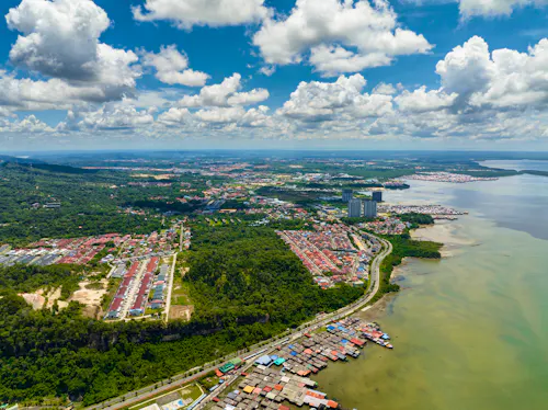 Blick auf Sandakan und Umgebung in Sabah, Borneo &ndash; &copy; Alex Traveler - stock.adobe.com