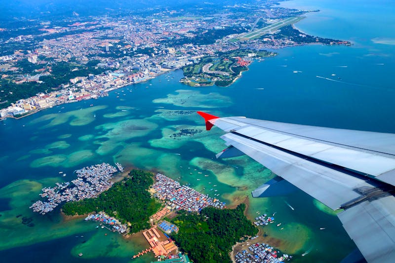 Kota Kinabalu and Gaya Island auf Borneo - vom Flugzeug aus gesehen - ©tang90246 - stock.adobe.com