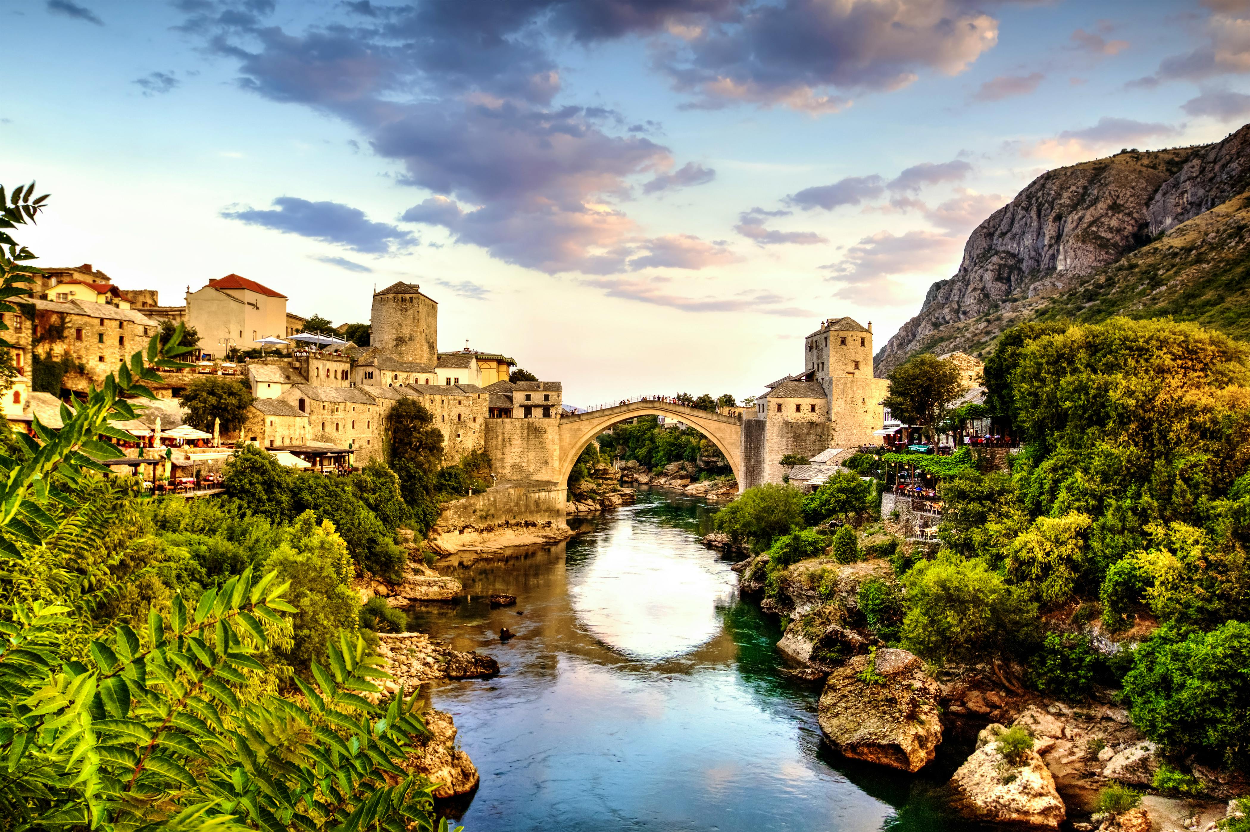 Mostar Brücke in Bosnien-Herzegowina  &copy; catalinlazar - Fotolia