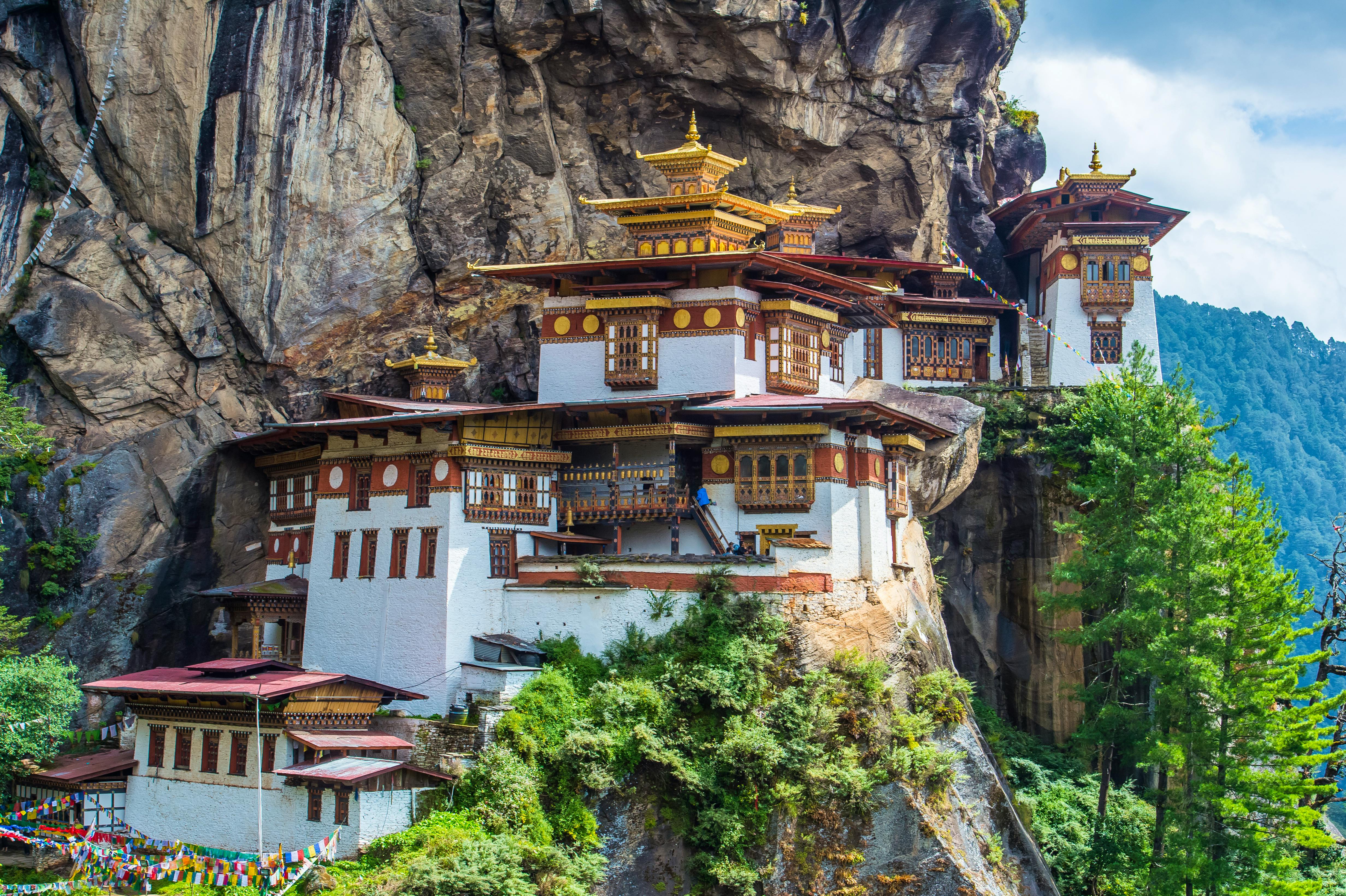 Taktsang Palphug Monastery Paro Bhutan &copy; skaman306 - Fotolia