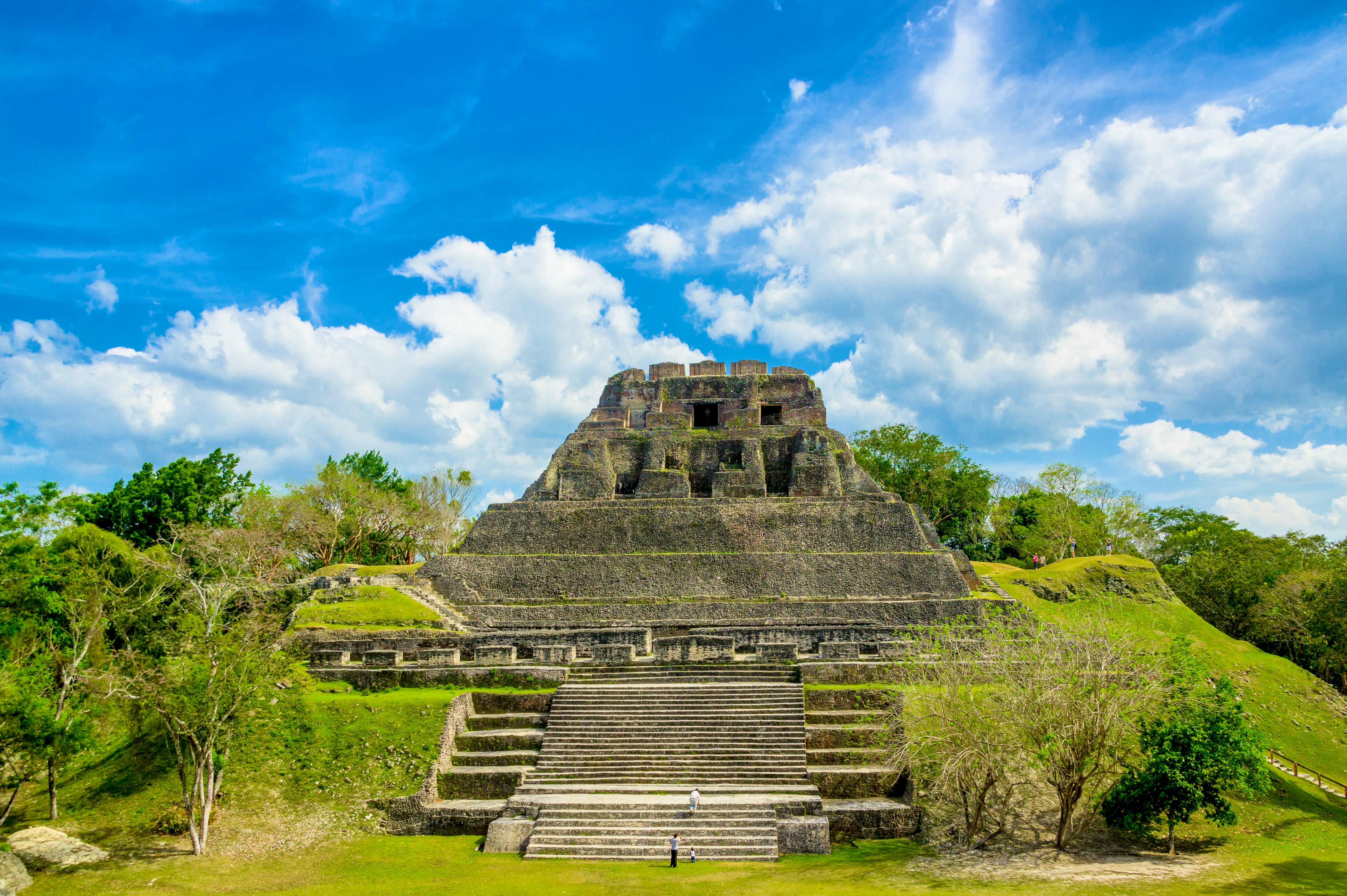 beautiful landscape of xunantunich maya site ruins in belize caribbean&nbsp;&ndash;&nbsp;&copy;&nbsp;Fotos 593 - Fotolia