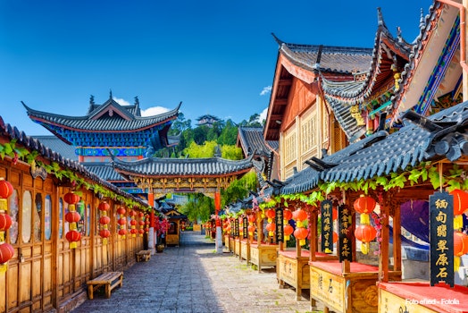 LIJIANG  YUNNAN PROVINCE  CHINA - OCTOBER 23  2015  Ancient street decorated with traditional Chinese red lanterns in the Old Town of Lijiang  Lijiang is a popular tourist destination of Asia  – © efired - Fotolia