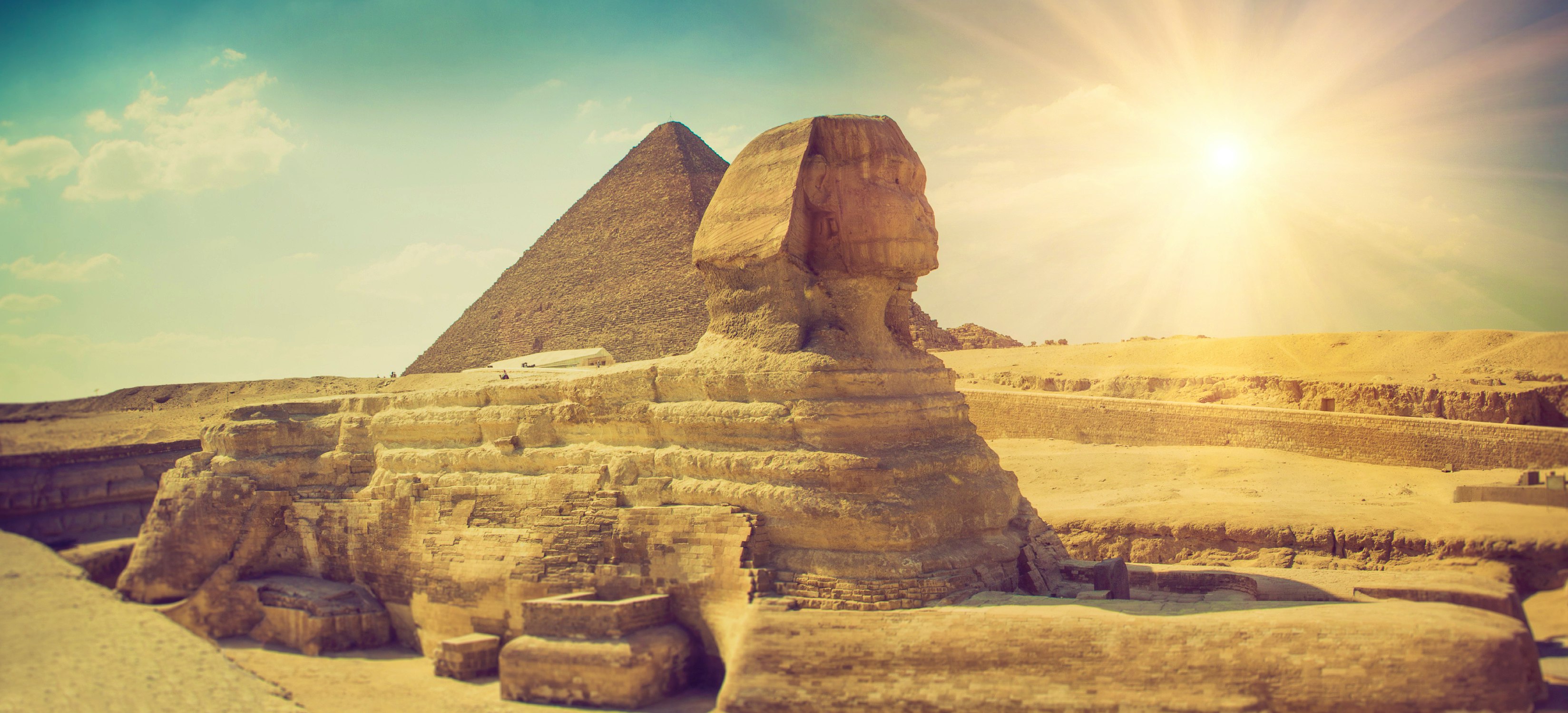 Panoramic view of the full profile of the Great Sphinx with the pyramid in the background in Giza. – © vovik_mar - Fotolia