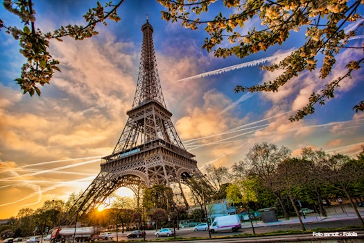 Eiffel Tower against sunrise  in Paris, France – © samott - Fotolia