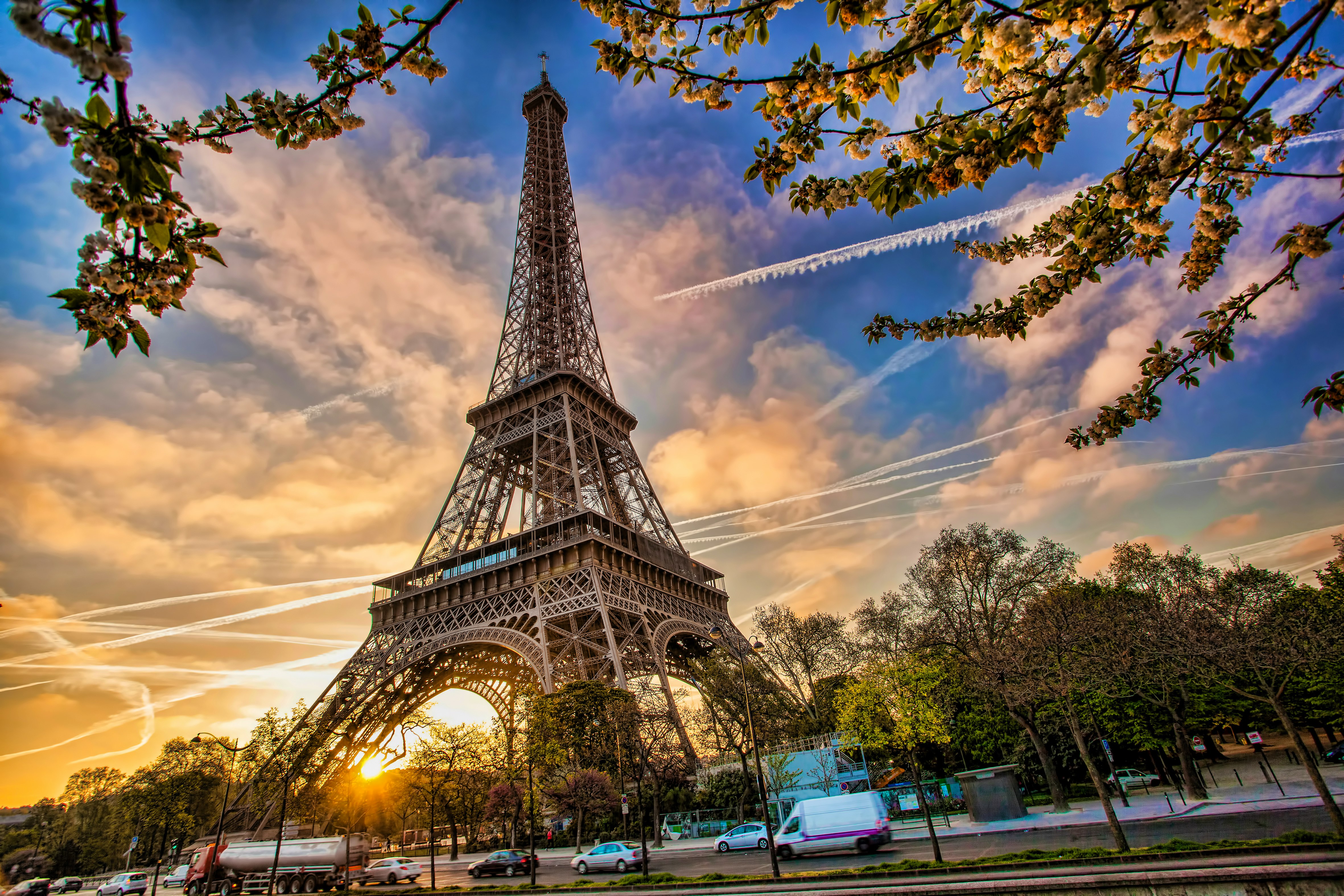 Eiffel Tower against sunrise  in Paris, France – © samott - Fotolia