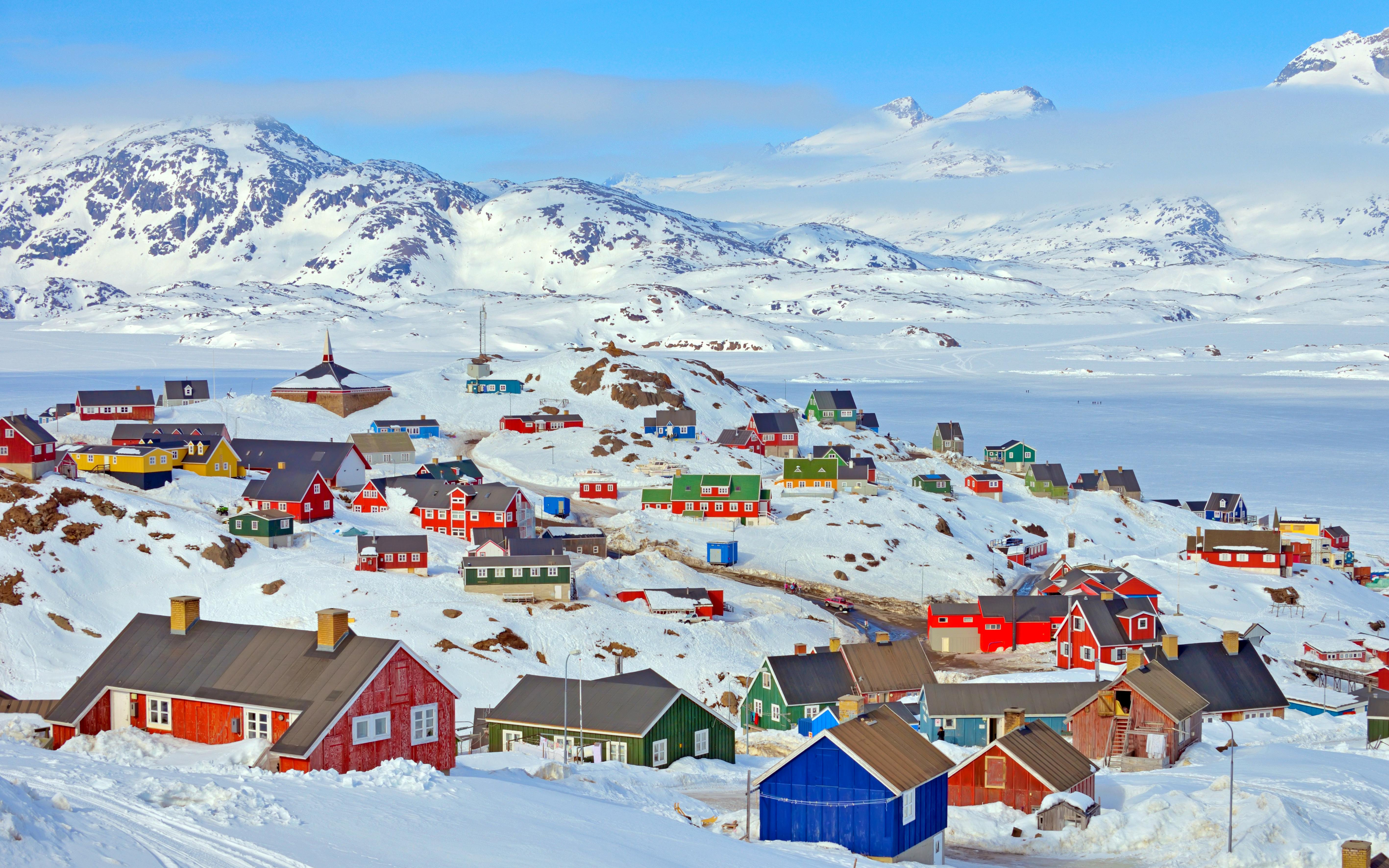 Colorful houses in Greenland in spring time&nbsp;&ndash;&nbsp;&copy;&nbsp;icarmen13 - Fotolia