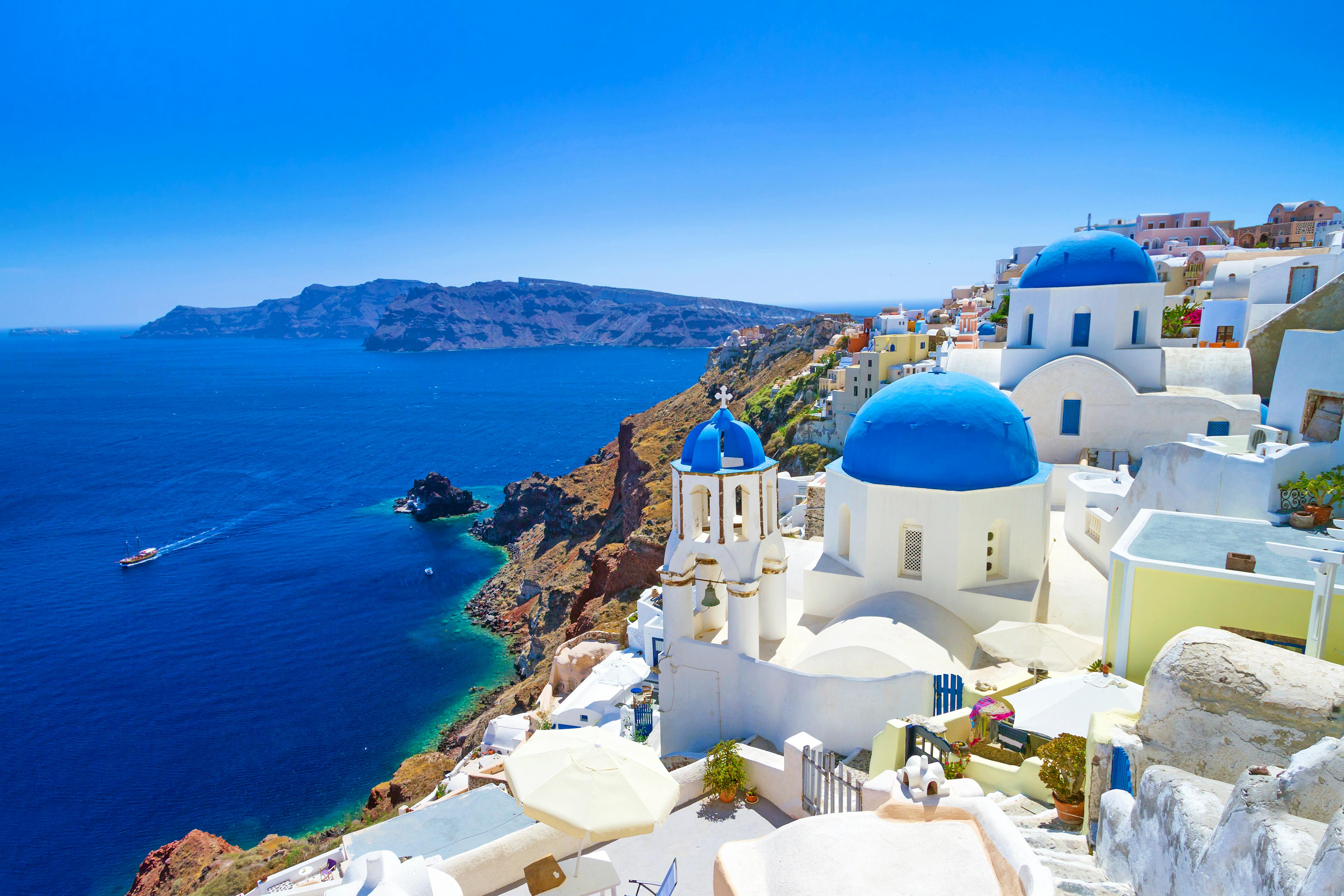 White architecture of Oia village on Santorini island, Greece &copy; Patryk Kosmider - Fotolia