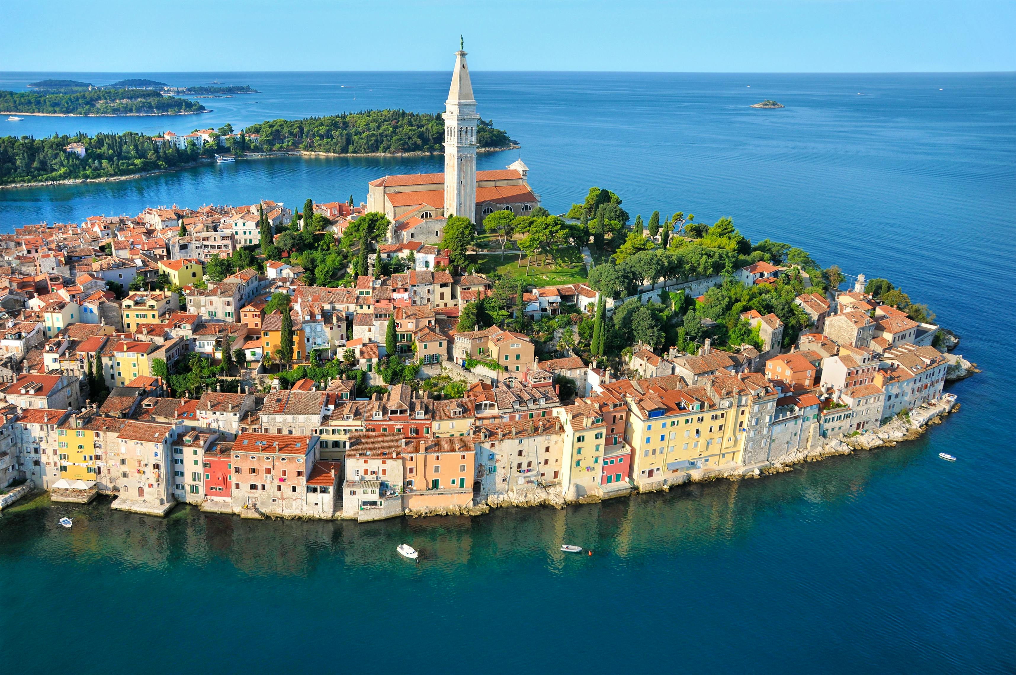 Kroatien  Istrien  Rovinj  Luftaufnahme von Rovinj in Istrien  mit Blick auf die Altstadt  Im Hintergrund eine Inselkette  &copy; EXTREMFOTOS - Fotolia