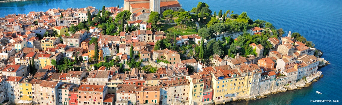 Kroatien  Istrien  Rovinj  Luftaufnahme von Rovinj in Istrien  mit Blick auf die Altstadt  Im Hintergrund eine Inselkette  – © EXTREMFOTOS - Fotolia