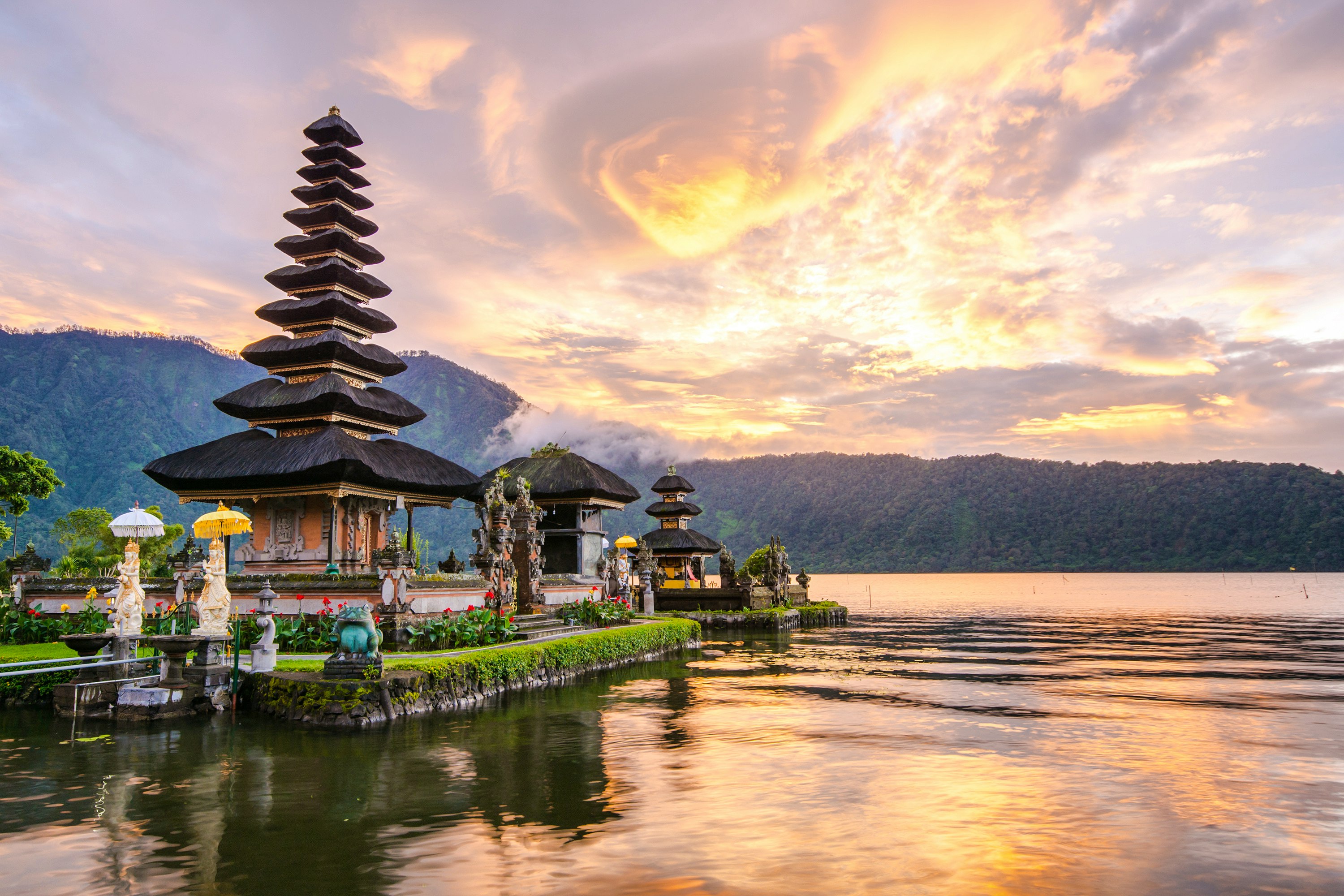 Pura Ulun Danu Bratan  Hindu temple on Bratan lake  Bali  Indonesia – © zephyr_p - Fotolia