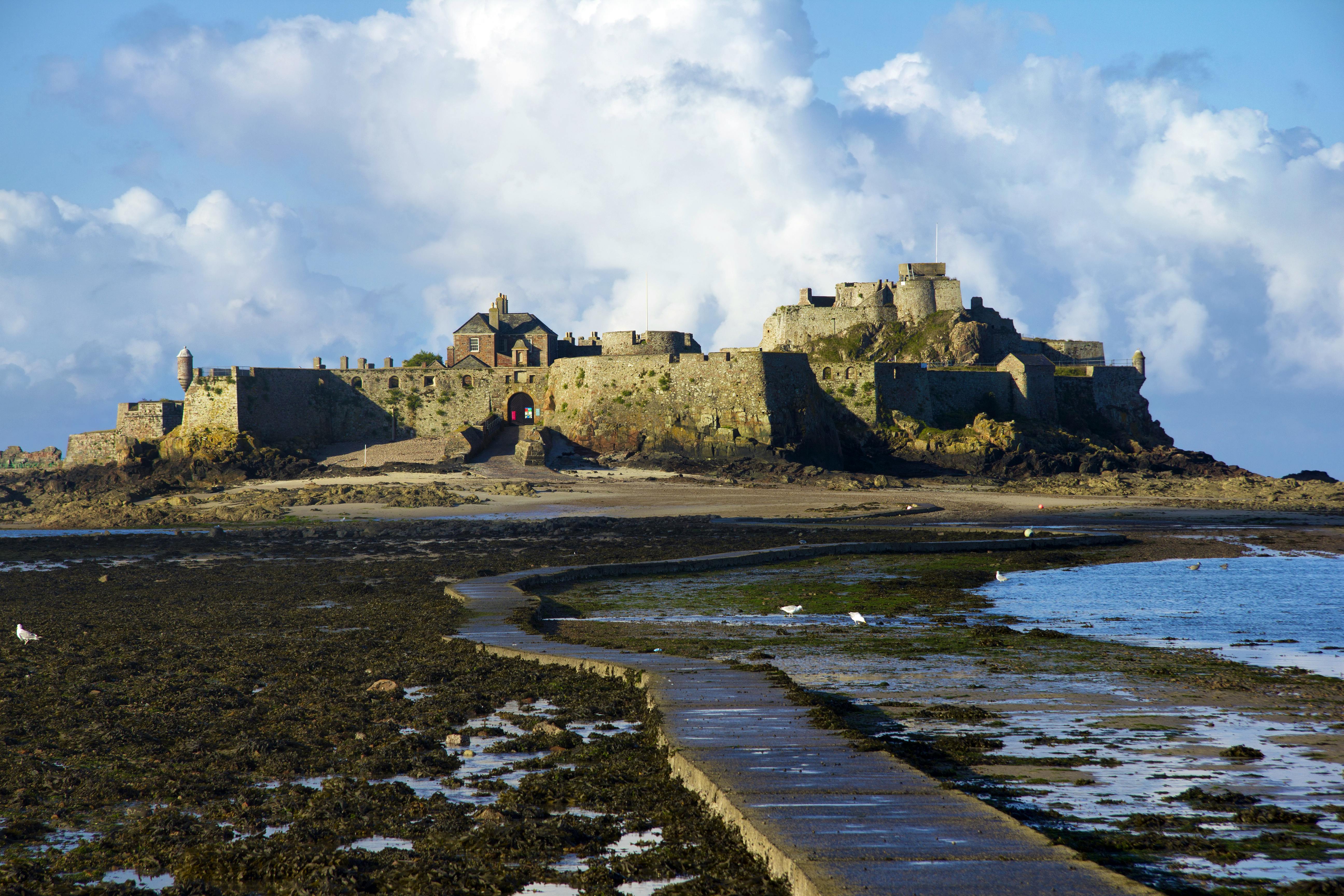 Causeway to Elizabeth Castle, Jersey&nbsp;&ndash;&nbsp;&copy;&nbsp;Lance Bellers - Fotolia