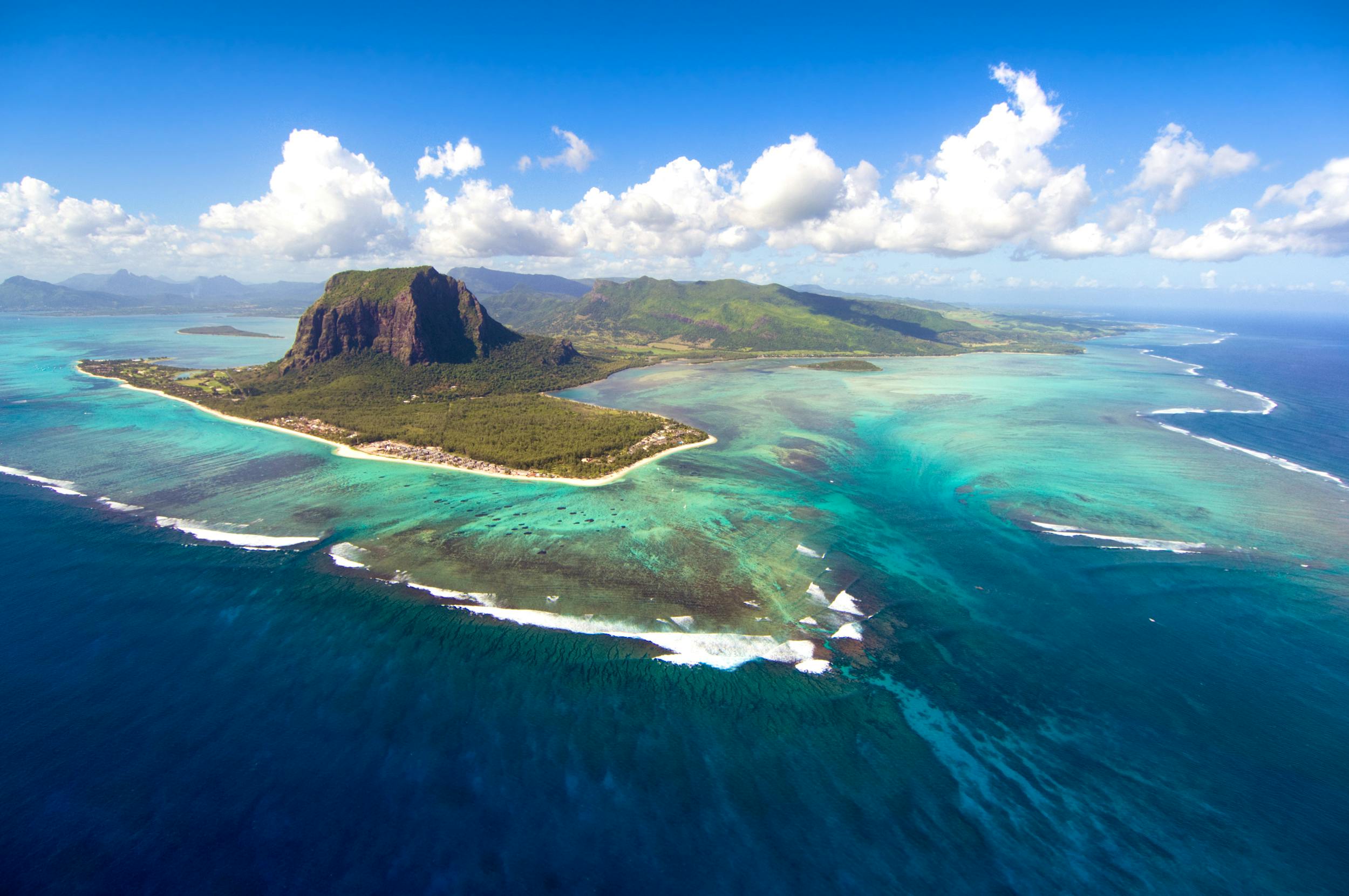 Mauritius - Luftaufnahme des Berges Le Morne Brabant&nbsp;&ndash;&nbsp;&copy;&nbsp;Sapsiwai - Fotolia