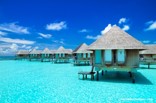 Maldivian water bungalows with blue sky and sea  – © Salawin Chanthapan - Fotolia