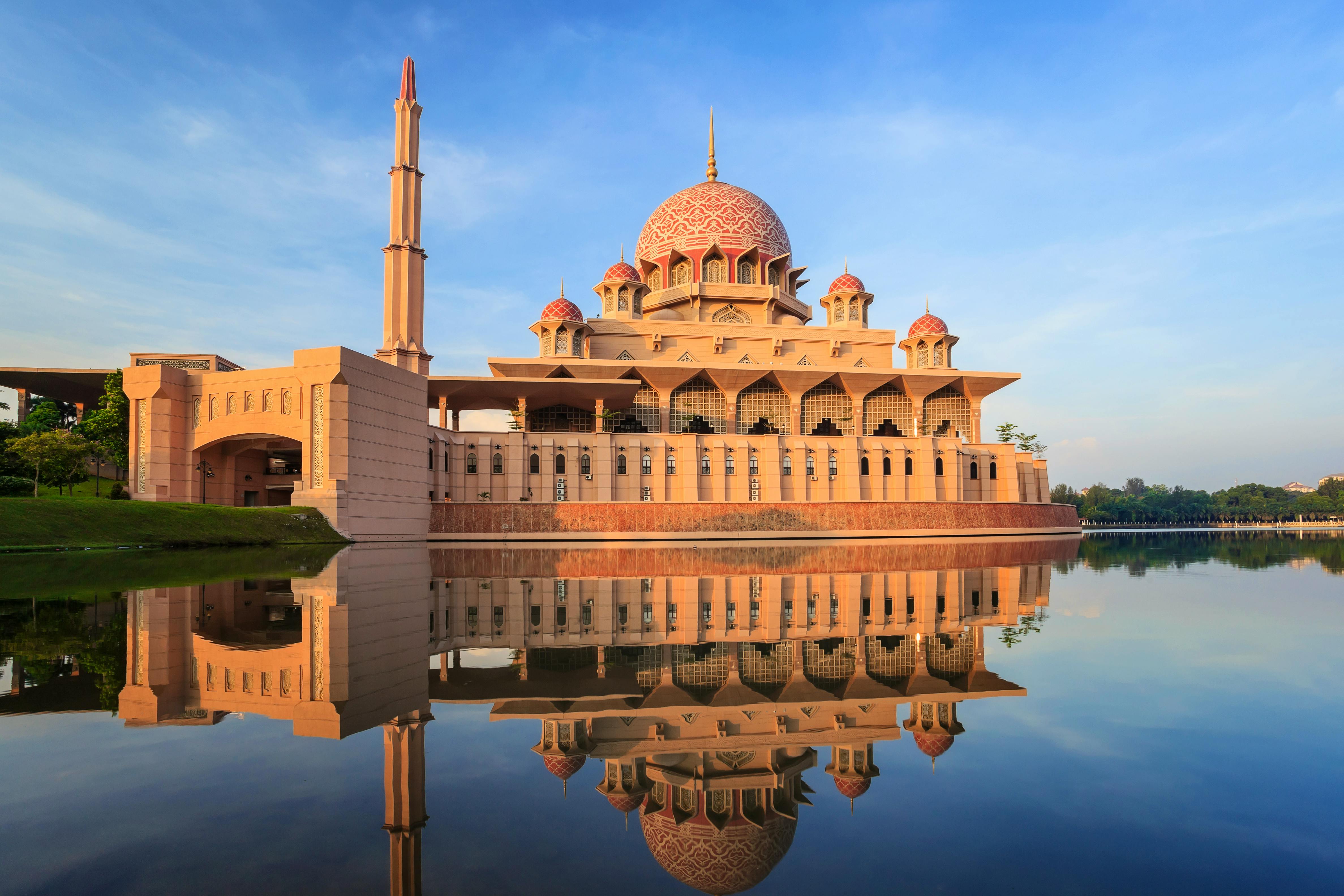 Putra Mosque  Putrajaya  Malaysia &copy; Noppasinw - Fotolia