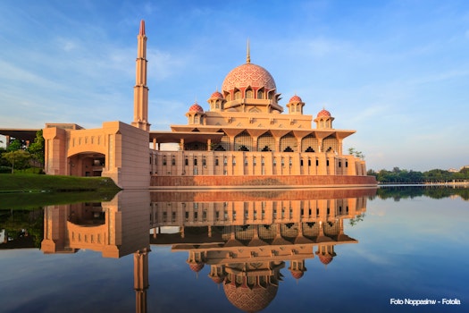 Putra Mosque  Putrajaya  Malaysia – © Noppasinw - Fotolia