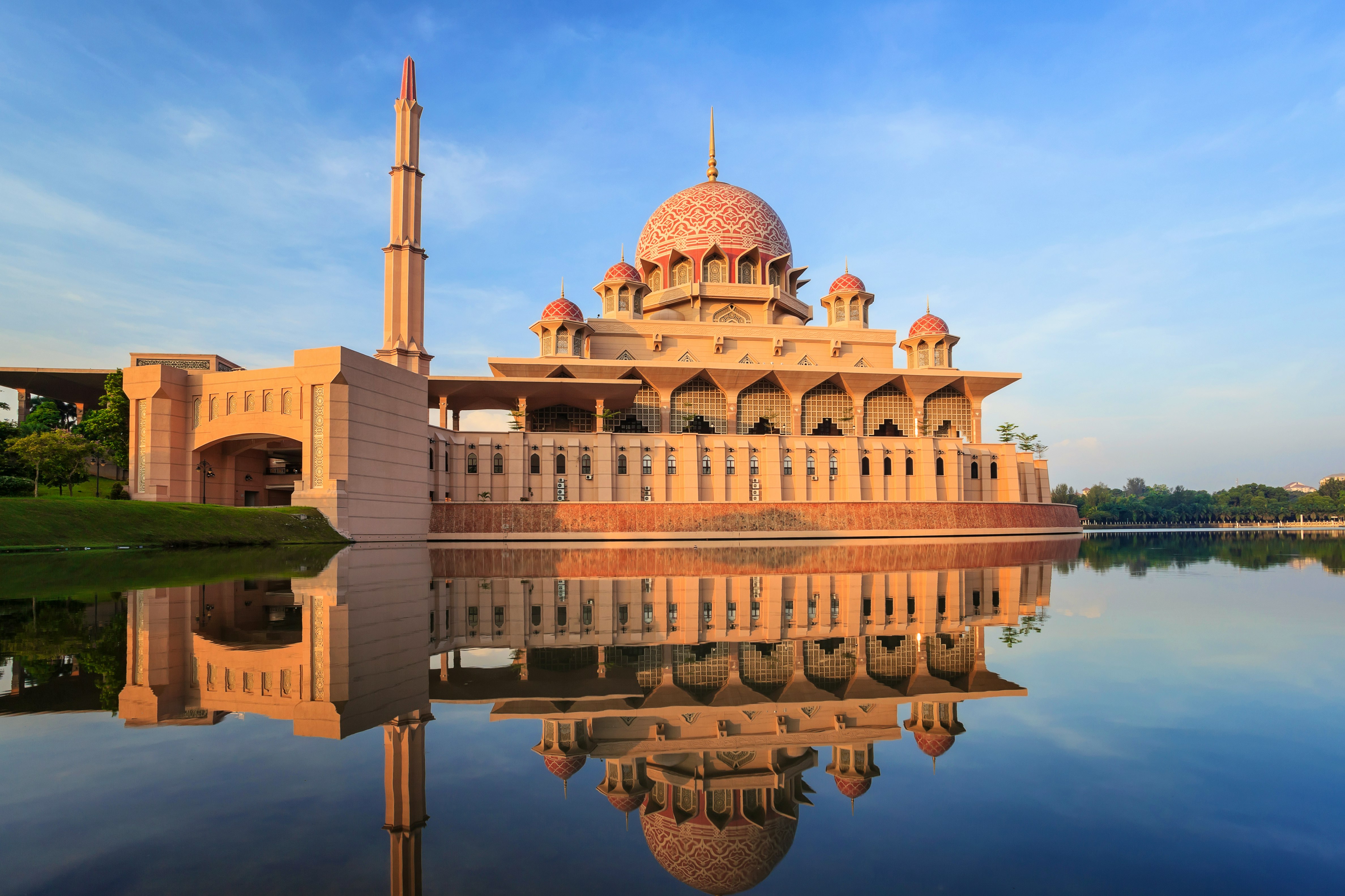 Putra Mosque  Putrajaya  Malaysia – © Noppasinw - Fotolia