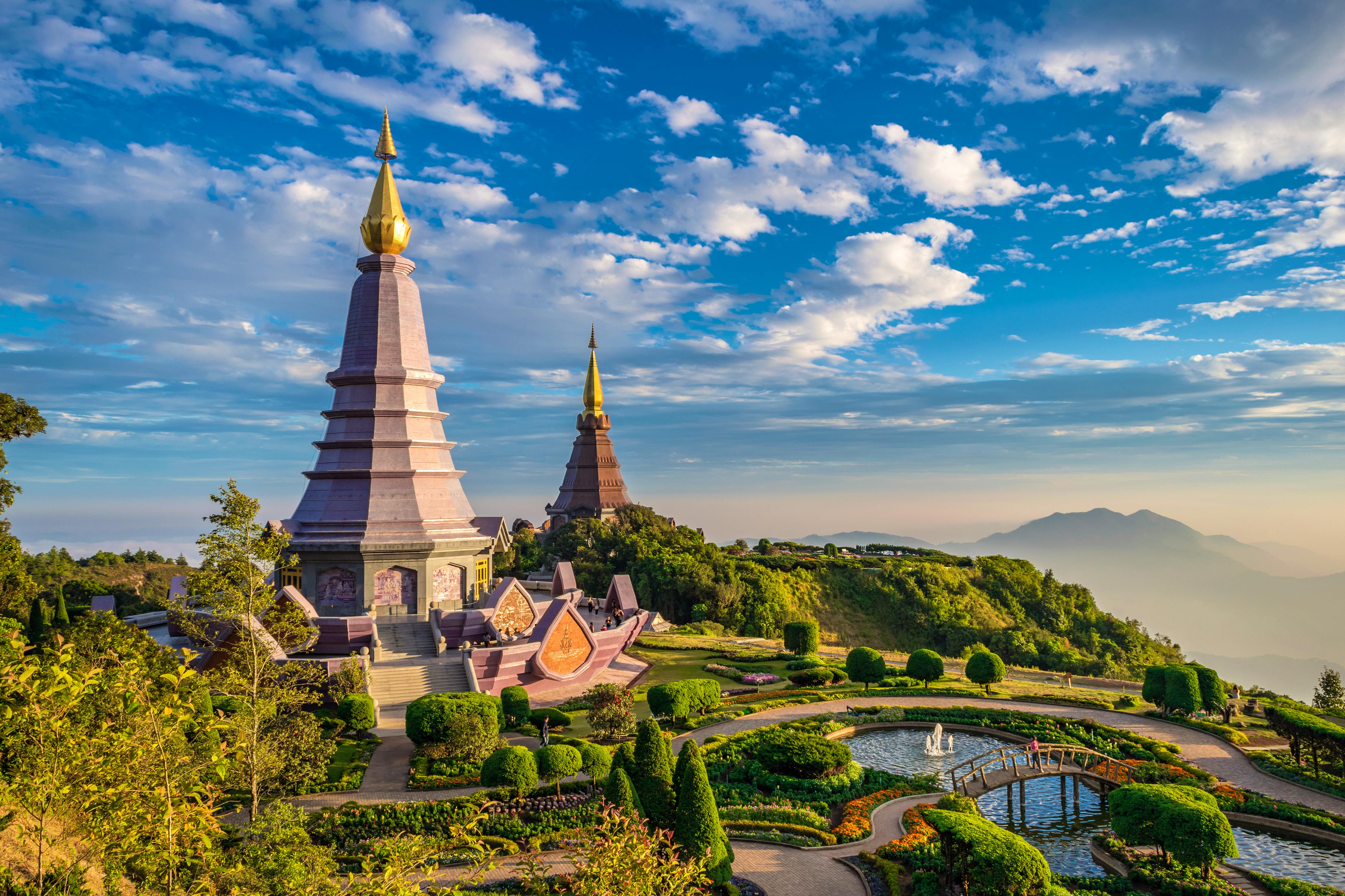 Chiang Mai - Sonnenuntergand am Tempelberg Doi Inthanon &copy; Noppasinw - Fotolia