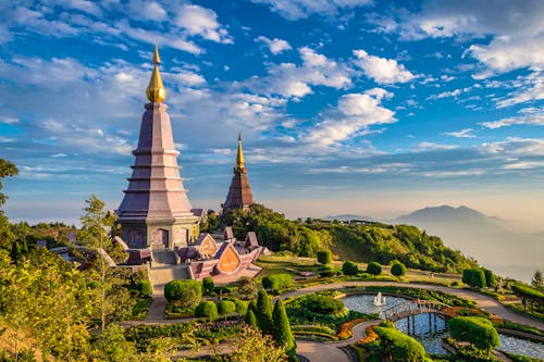 Chiang Mai - Sonnenuntergand am Tempelberg Doi Inthanon &ndash; &copy; Noppasinw - Fotolia