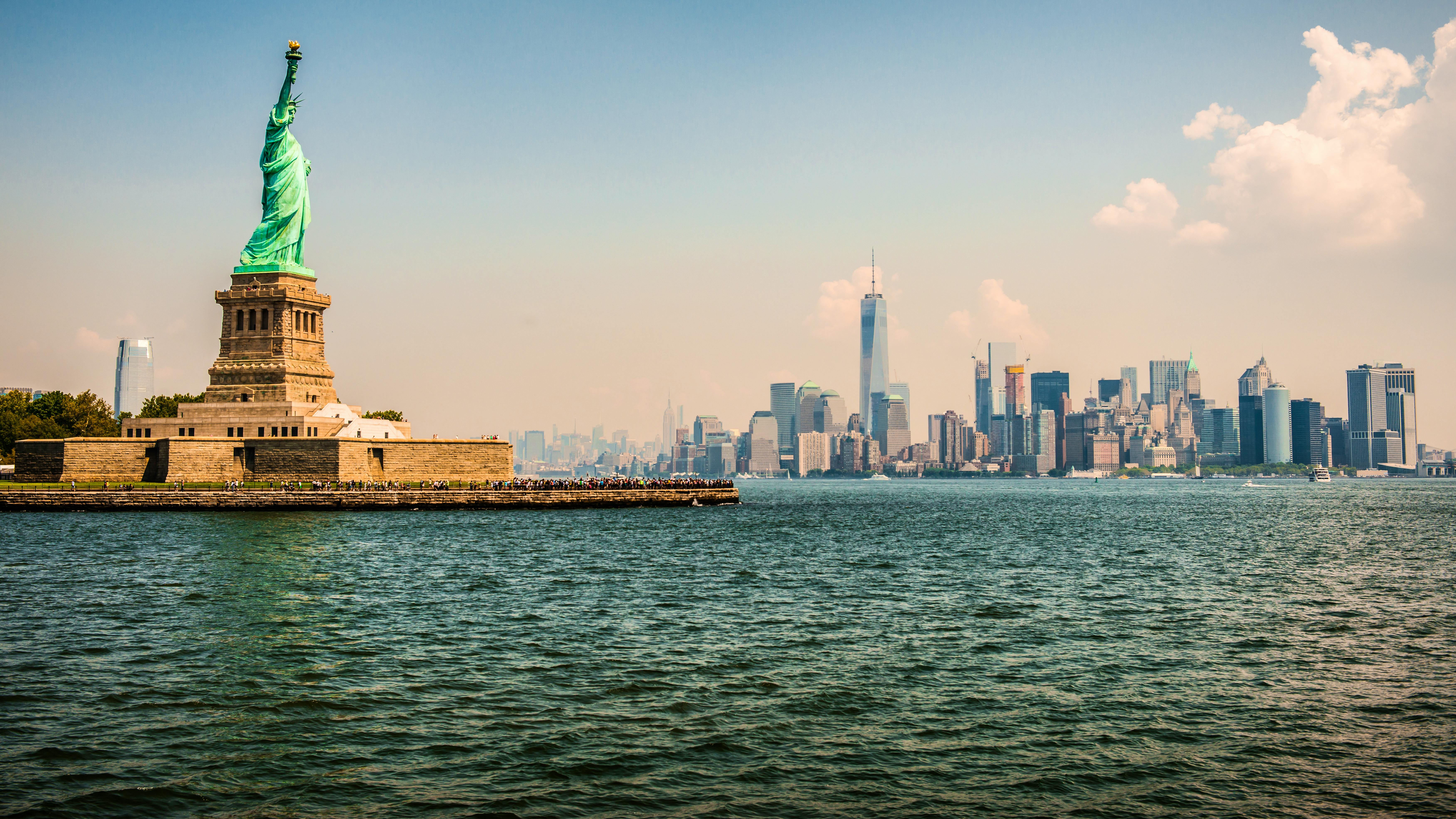 Statue of Liberty and New York skyline on the background &copy; mdbrockmann82 - Fotolia