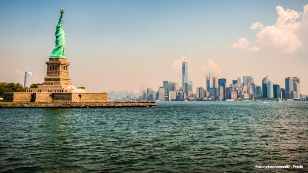 Statue of Liberty and New York skyline on the background – © mdbrockmann82 - Fotolia