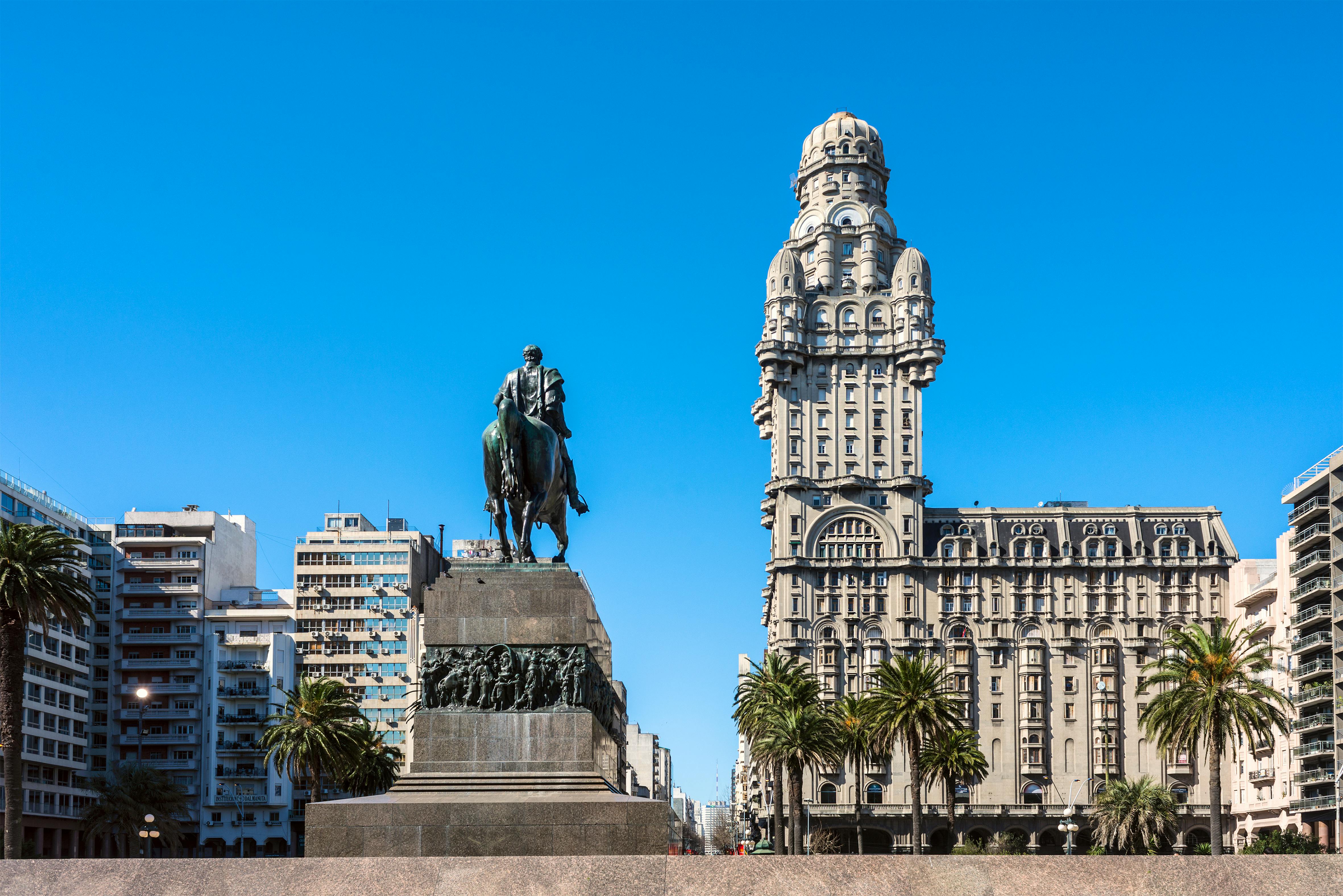 Montevideo  Uruguay - August 22  2016  Salvo Palace on the Independence Square  a national icon  renovated for the season&nbsp;&ndash;&nbsp;&copy;&nbsp;Kseniya Ragozina - Fotolia