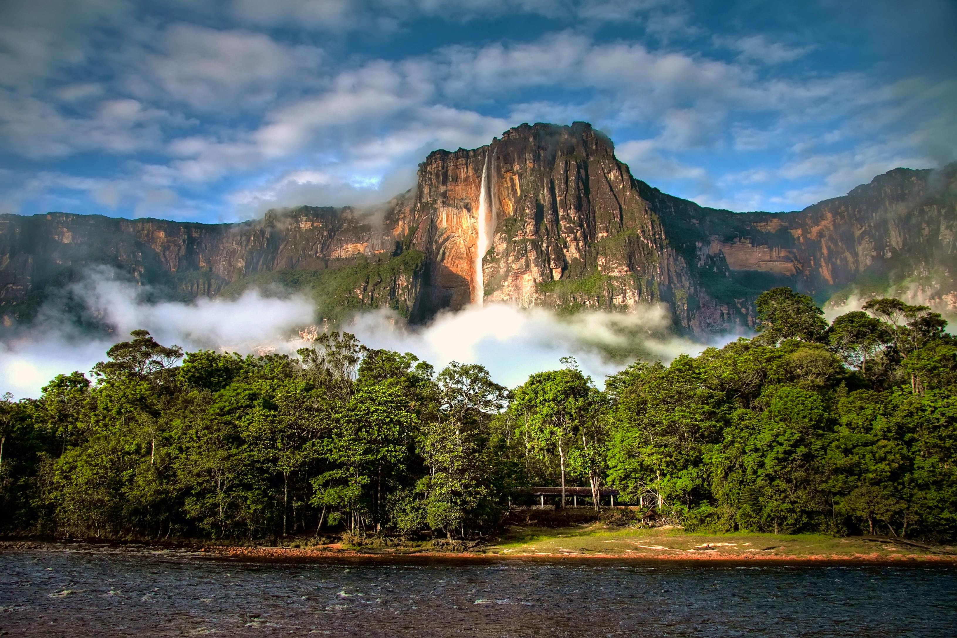 Angel Falls in the morning light&nbsp;&ndash;&nbsp;&copy;&nbsp;Alice Nerr - Fotolia