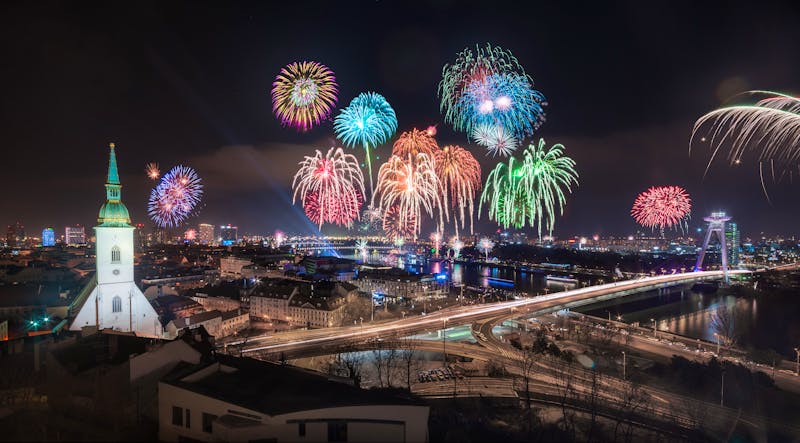 Silvesterfeuerwerk über der Donau in Bratislava  - ©kaycco - stock.adobe.com