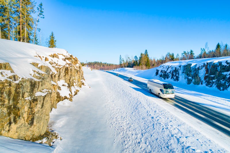 Busfahrt im Winter - ©Grispb - stock.adobe.com