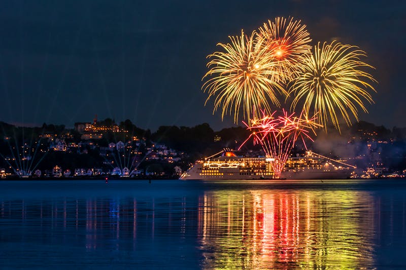 Hansestadt Hamburg - Feuerwerk an einem Kreuzfahrtschiff - ©Andreas - stock.adobe.com