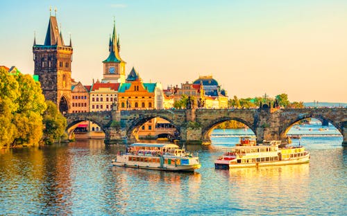 Prag - Ausflugsschiffe auf der Moldau - Blick auf Karlsbrücke und Altstadt &ndash; &copy; Vladimir Sazonov - stock.adobe.com