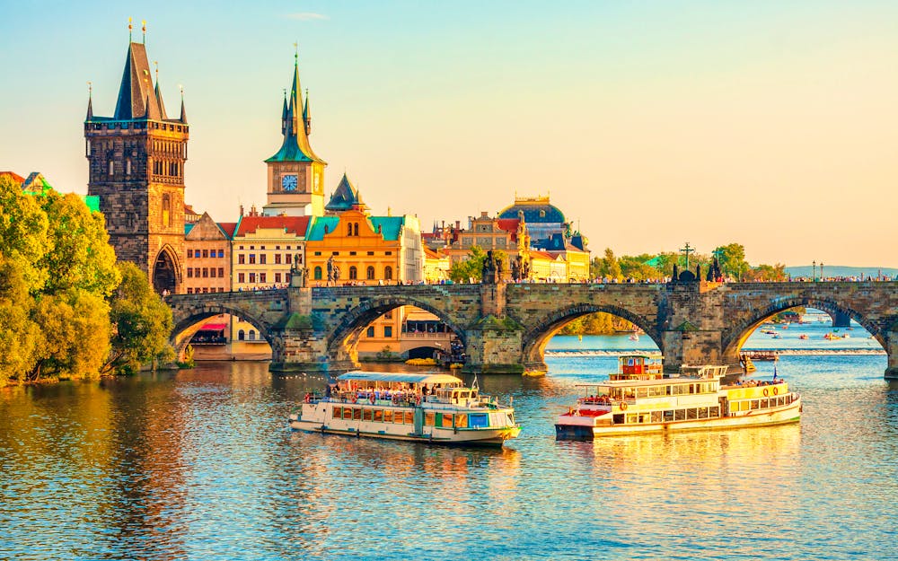 Prag - Ausflugsschiffe auf der Moldau - Blick auf Karlsbrücke und Altstadt &ndash; &copy; Vladimir Sazonov - stock.adobe.com