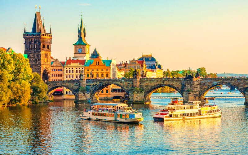 Prag - Ausflugsschiffe auf der Moldau - Blick auf Karlsbrücke und Altstadt - ©Vladimir Sazonov - stock.adobe.com