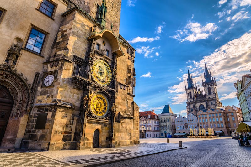Prag - die astronomische Uhr am Rathaus und Blick auf den Altstädter Ring - ©Noppasinw - stock.adobe.com