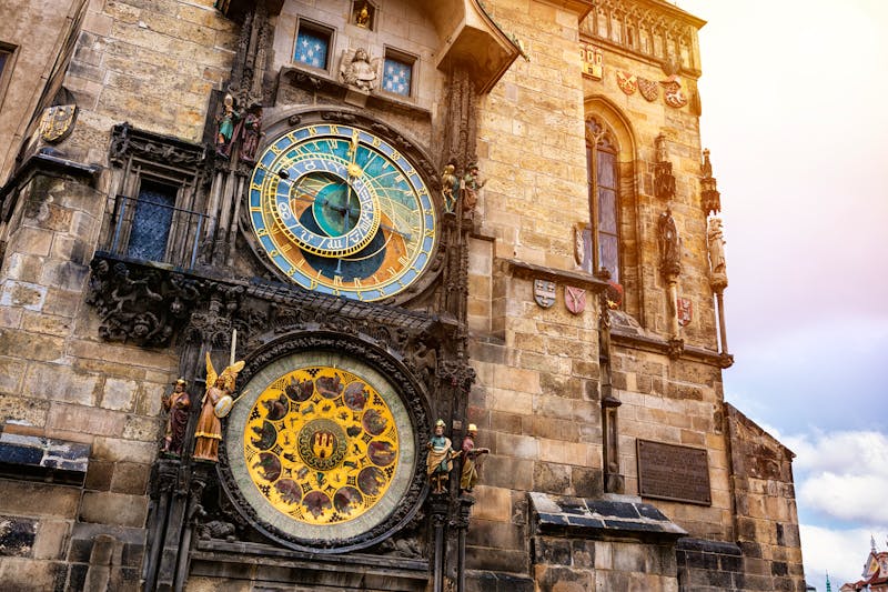 Prag - die berühmte astronomische Uhr am historischen Rathaus - ©luckybusiness - stock.adobe.com