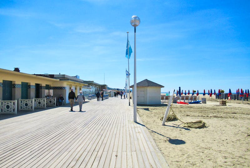 Strand-Promenade in Deauville - Normandie - ©Maite Floris-Moser - Eberhardt TRAVEL