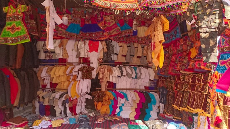 Pushkar in Rajasthan - farbenfroher Marktstand auf einem Bazar - ©Stefan Jahnke (Eberhardt TRAVEL)