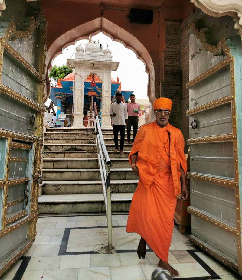 Pushkar in Rajasthan - am Eingang des Hindutempels in Pushkar - ©Simone Willner (Eberhardt TRAVEL)