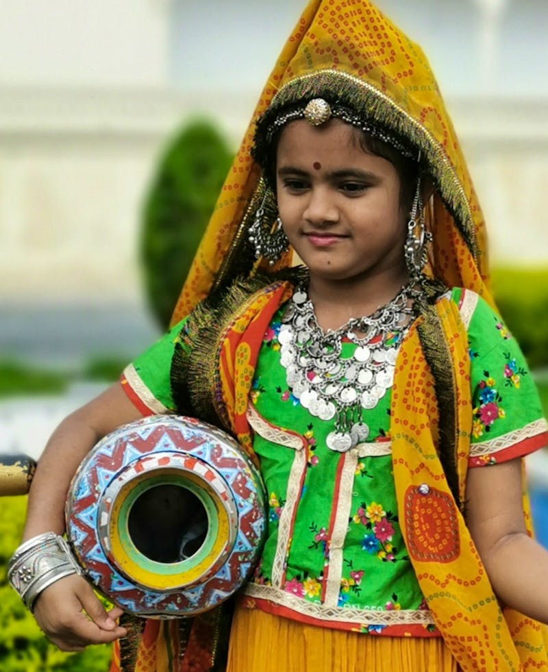 Udaipur in Rjasthan - kleine Inderin, die ein Kostüm für ein Foto angezogen hat - ©Simone Willner (Eberhardt TRAVEL)