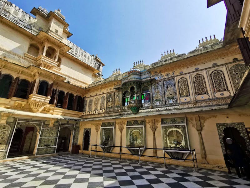 Udaipur in Rjasthan - die berühmten Pfauenmosaiken im Maharadjapalast - ©Simone Willner (Eberhardt TRAVEL)