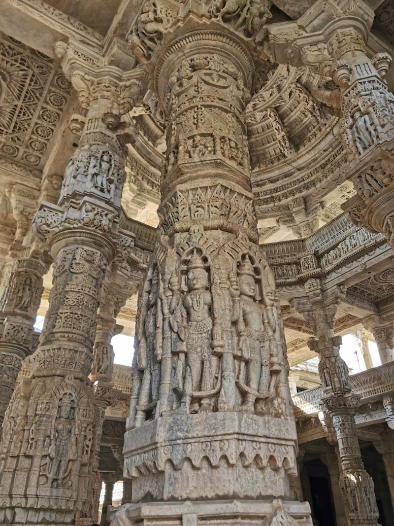 Ranakpur - Jain-Tempel - mit Figuren verzierte Säulen - ©Simone Willner (Eberhardt TRAVEL)