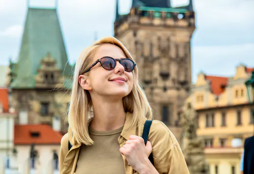 Prag - eine Touristin steht auf der Karlsbrücke in der Prager Altstadt &ndash; &copy; Masson - stock.adobe.com