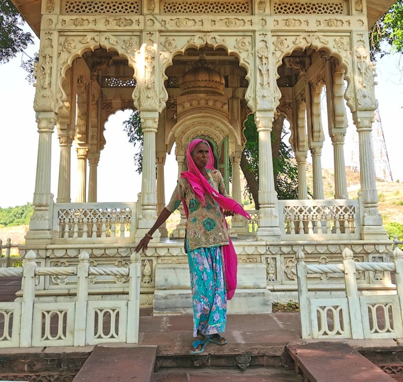 Jodhpur - eine der Gartenarbeiterinnen am Jaswant Thada Mausoleum  - ©Simone Willner (Eberhardt TRAVEL)